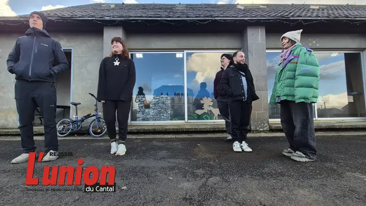 Un groupe de garçons et de filles.