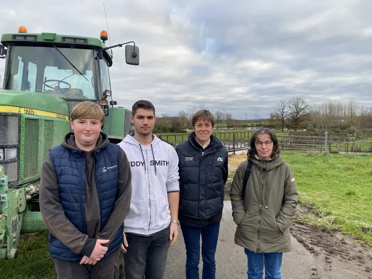 De gauche à droite : Victor Roumeau, Antoine Charbonnier, Pauline Pernollet et Florence Darras.