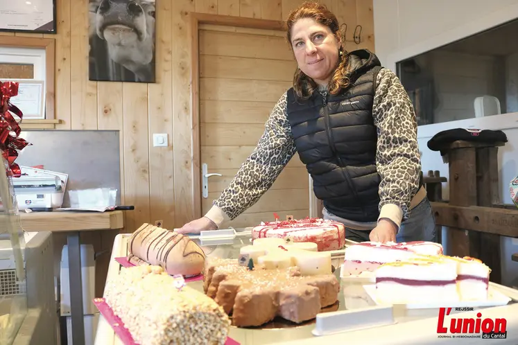 Une dame qui présente ses glaces à la ferme.