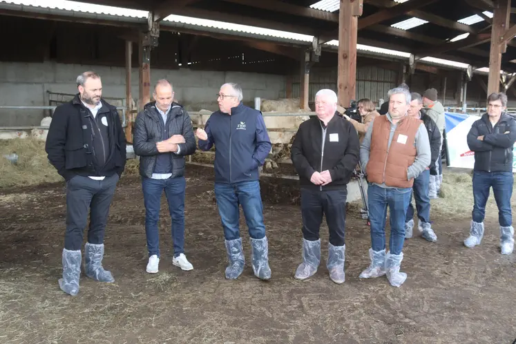 De gauche à droite : Jonathan Janichon (président de la section bovine régionale), François Garrivier (vice-président de la FDSEA de la Loire), Patrick Bénézit (président de la FNB), Jean-Luc Perrin (président de la FDSEA de la Loire et de la FRSEA Aura) et Maxime Brun (président de la section bovine 42). 