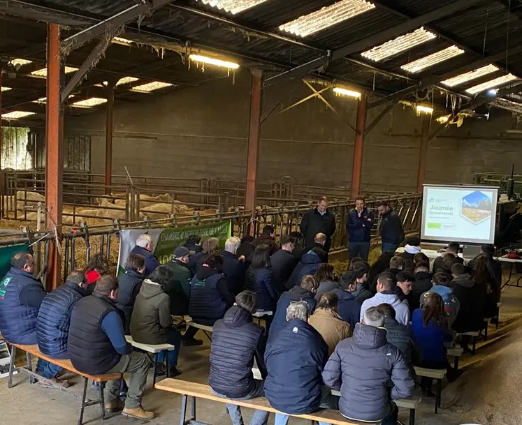Lycéens et invités écoutent la présentation de Rémy Guillaumin.