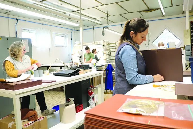 Deux dames en train de travailler le cuir.