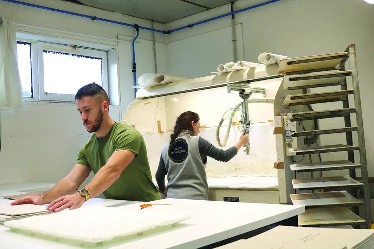 Un homme et une femme en train de travailler le cuir.