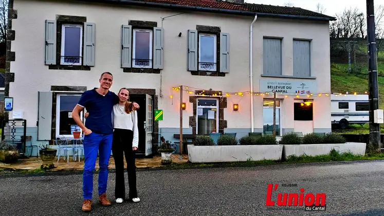 Un père et sa fille devant le restaurant Bellevue du Cantal