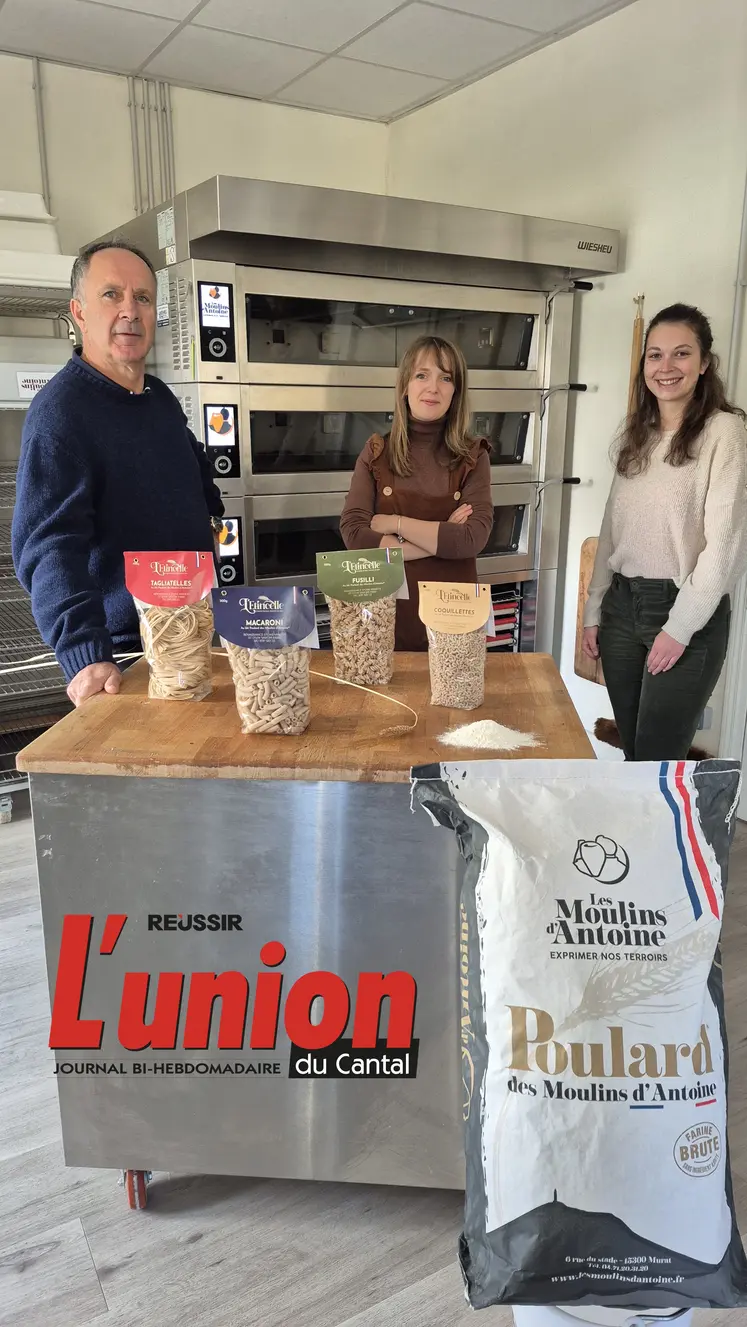 trois personnes derrière une table présentent les paquets de pâtes