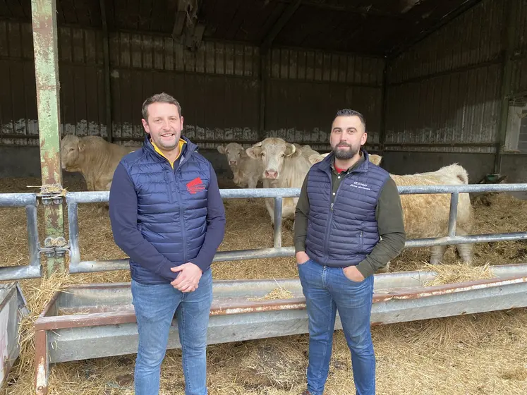 Tomas Dufrègne et Rémy Guillaumin lors de la visite de l'exploitation.
