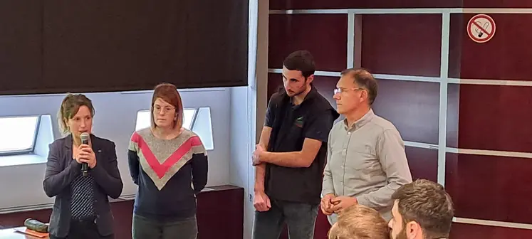 La réunion a été ouverte par Laurine Rousset présidente du service élevage de la Chambre d'agriculture, aux côtés de Pauline Caire (EDE), Alexandre Darle et Claude Roche animateurs filière lait.