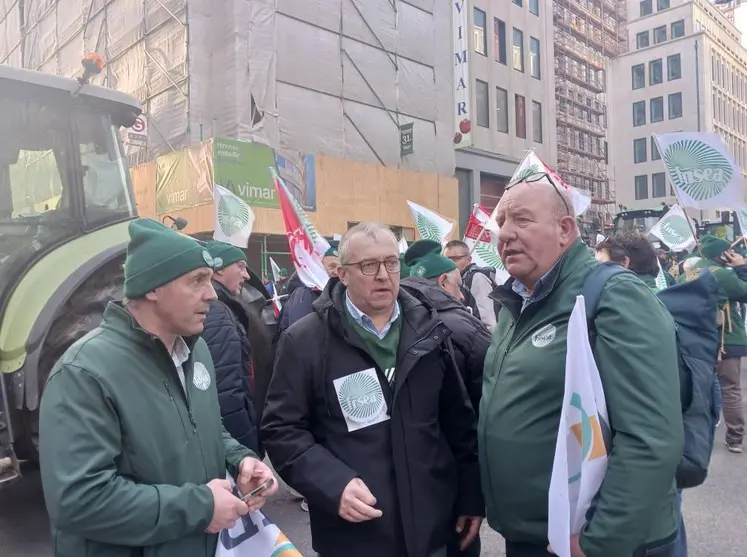Les responsables de la FNB lors de la manifestation à Strasbourg contre l’accord UE-Mercosur.