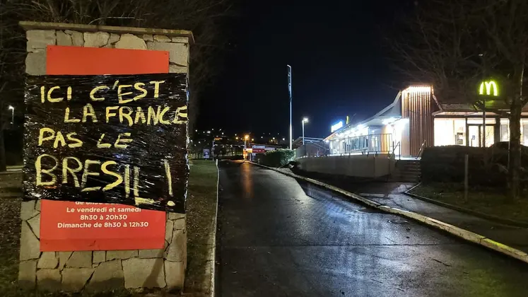 Le panneau de l’hypermarché Carrefour à Vals-près-Le Puy a changé de dénomination !