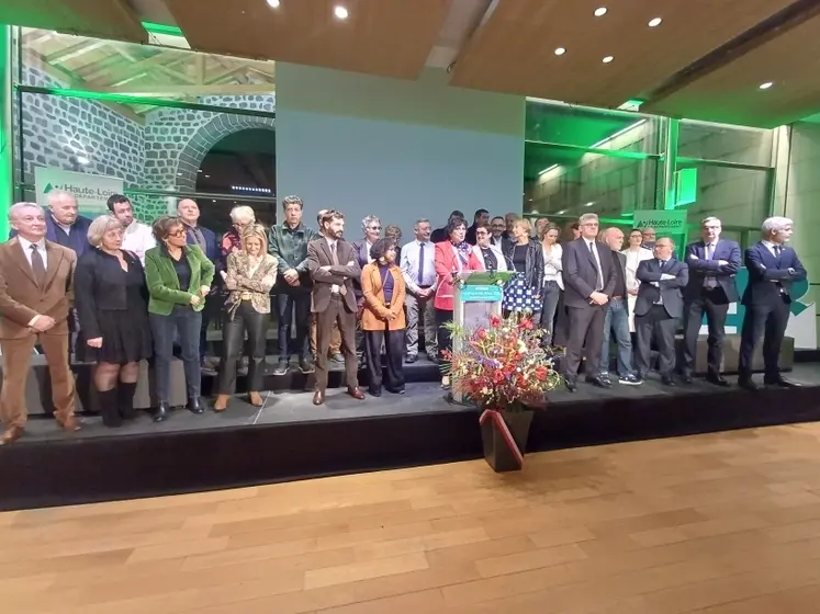 Les 38 conseillers départementaux réunis autour de la présidente MA-Petit en compagnie des députés et sénateurs.