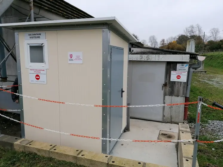 Pour éviter l’introduction de maladies en élevage, il est indispensable de mettre en Suvre des mesures de biosécurité. Cela passe par la mise en place de clôtures pour éviter la contamination par les sangliers, du passage par un sas sanitaire pour toute intervention en zone élevage et d’une grande vigilance dans la gestion des effluents d’élevage et des cadavres. Farago Creuse peut vous accompagner dans la fourniture des équipements.