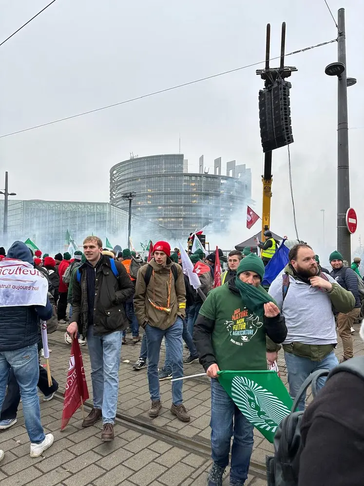 Tout au long de la journée, les agriculteurs ont manifesté dans le calme, sans dégradation ni heurt avec les forces de l'ordre. Pourtant des gaz lacrymogènes ont été employés. 
