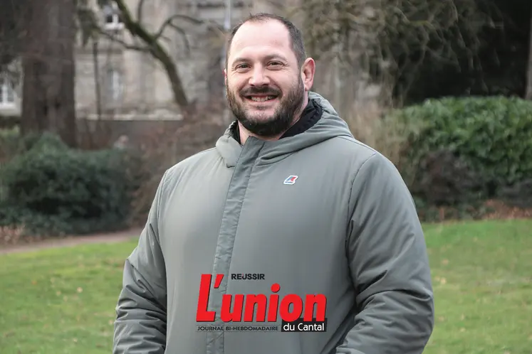 Un homme, ancien rugbyman reconverti commercial pour un opérateur téléphonique.