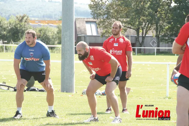 Deux joueurs de rugby à l'entraînement.