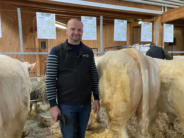 Éleveur à Saint-Prix dans l’Allier, Sylvain Frobert apprécie ce nouveau concept de vente.