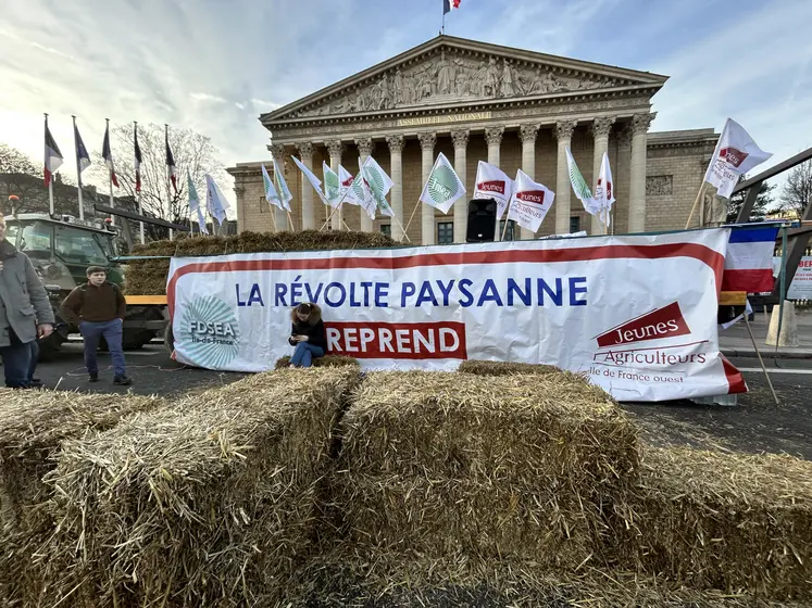 Les agriculteurs du réseau FNSEA-JA ont manifesté à Paris devant l'Assemblée nationale.