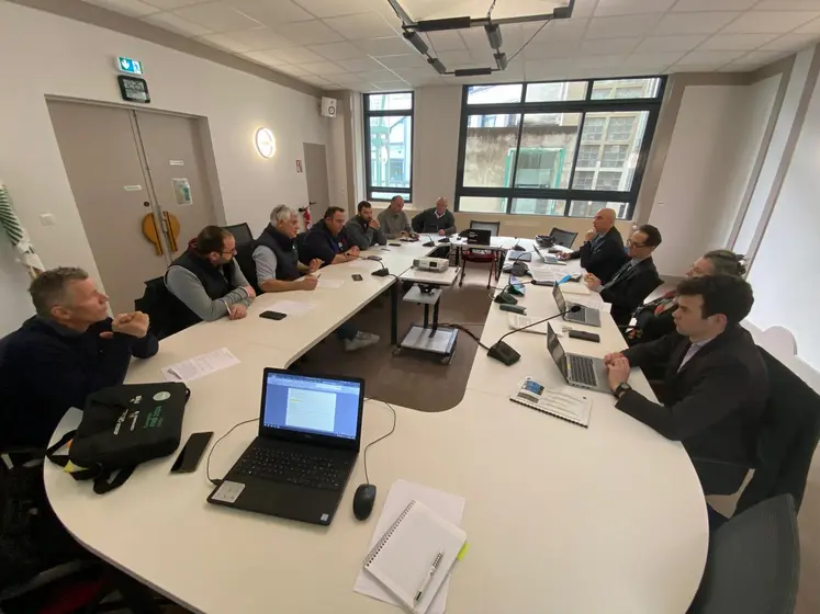 Une délégation des représentants de la FNSEA 03, des JA 03 et de la Chambre d'agriculture de l'Allier a été reçue par le Préfet et les services de l'État le 9 janvier pour exposer leurs revendications.