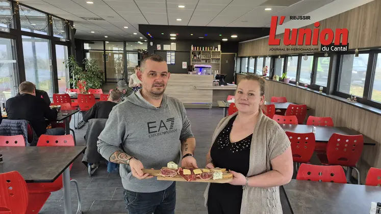 Deux personnes portent un plat de charcuterie. 