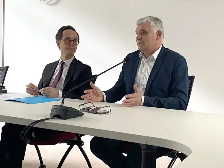 Le préfet de l'Allier, Christophe Noël du Payrat, et le président de la Chambre d'agriculture de l'Allier, Christophe Jardoux, s'adressant à la presse