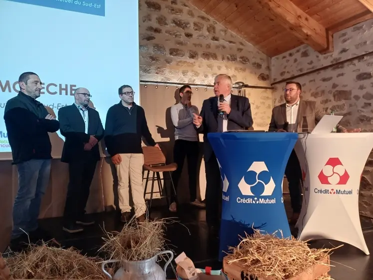 Les responsables d'OPA ont été invités à monter à la tribune, aux côté de Gérard Cormorèche et de David Roy.