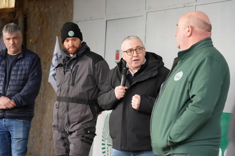 Sur l’exploitation du Gaec du Puy Giroux à Romagnat, Patrick Bénézit, président de la FNB (au centre) a ouvert le congrès de la FNB qui se déroule cette année dans le Puy-de-Dôme.