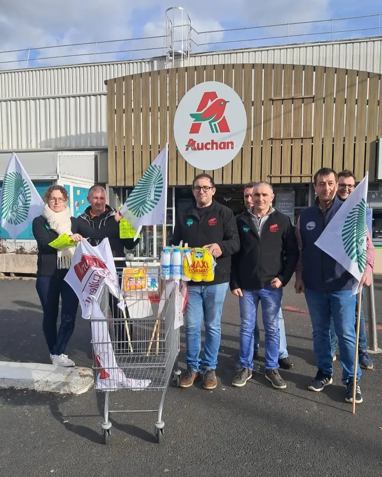 Un groupe d'éleveurs après l'opération de surveillance des produits laitiers conduite au sein du magasin Auchan à Brives Charensac