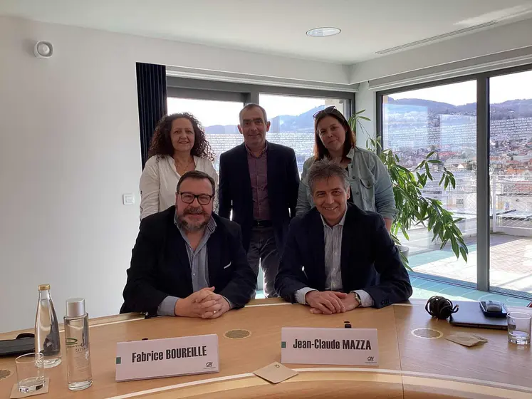 Jean-Claude Mazza Directeur général adjoint et Fabrice Boureille Vice-président de la Caisse Régionale entourés par les membres du comité territorial.