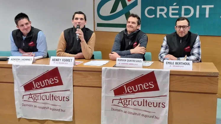 Vendredi dernier, Henry Ferret (au micro) présidait sa dernière assemblée générale de JA63. Il est remplacé par Adrien Lhommet (à sa gauche), entouré  par Romain Quatresous, secrétaire général, et Emile Berthoul, Trésorier