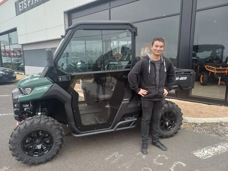 Équipé de 4 roues motrices avec blocage différentiel, de suspensions et d'une sellerie renforcées, d'une direction assistée et d'un treuil, le SSV est capable de remplacer le traditionnel utilitaire de nos fermes.