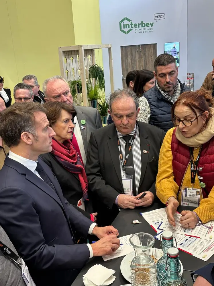 Au Salon de l’Agriculture, Michèle Boudoin a transmis à Emmanuel Macron et Annie Genevard l’inquiétude et la colère des éleveurs ovins face à un futur accord UE-Australie 