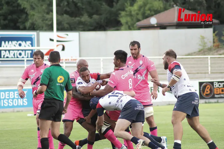 Des joueurs en train de jouer au rugby.