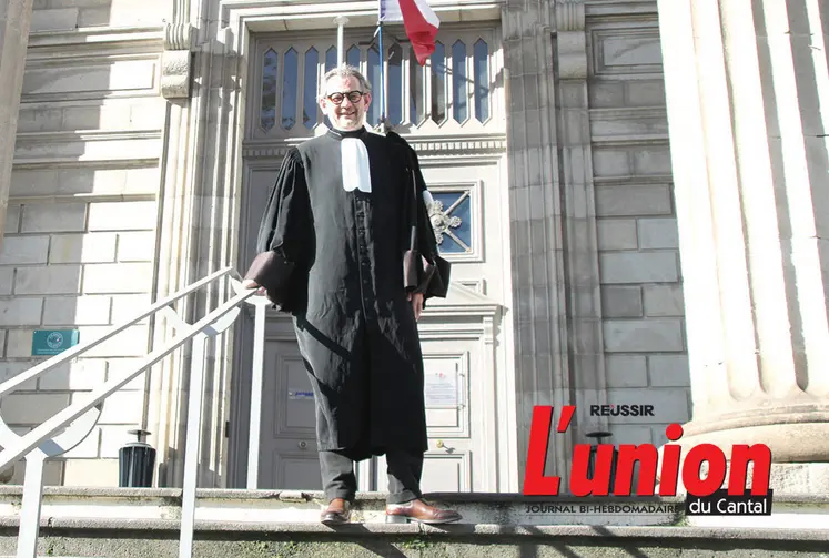 un homme sur le parvis d'un palais de justice. Avocat dans le Cantal, il est depuis le 1erjanvier le nouveau bâtonnier