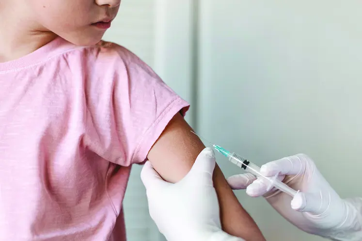 Un enfant se fait vacciner.