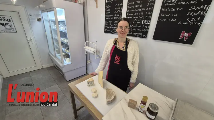 Une femme au centre avec devant elle un echantilon de fromages
