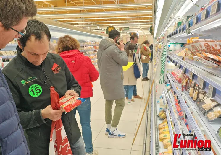 Dans le rayon frais d'une GMS des manifestants vérifient la provenance des produits. 