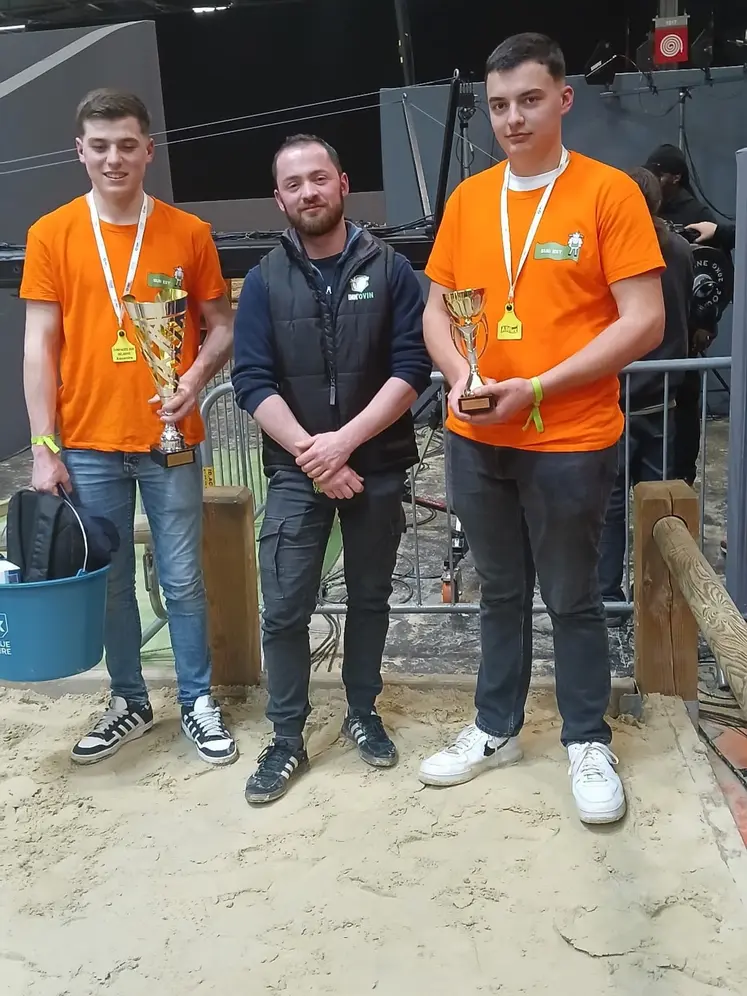 Alexandre Delabre, 3ᵉ sur le podium aux côtés de Simon Barlot qui se classe 18ᵉ au général et 1er à l’épreuve de parage.