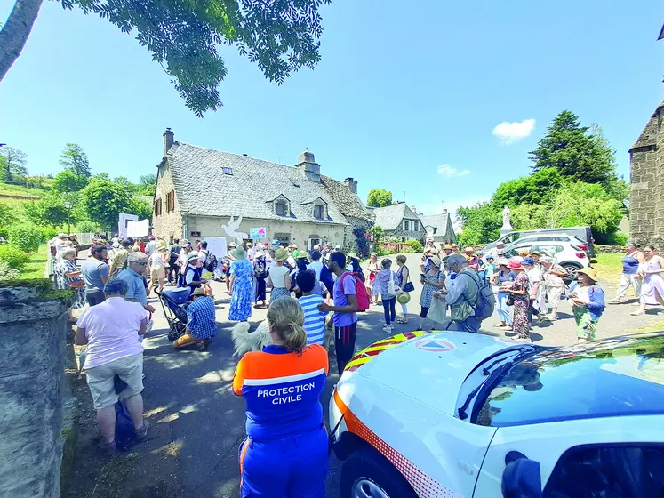 Une fête de village avec des secours.