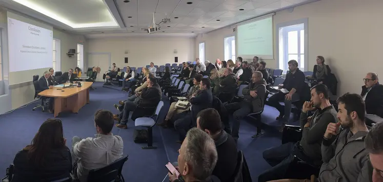 vue d'ensemble de la réunion dans l'amphithéâtre de la préfecture de l'Allier