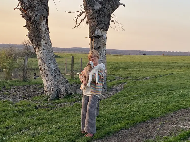 Marie-Janique Bouttier sur sa ferme, avec deux nouveaux chevreaux.