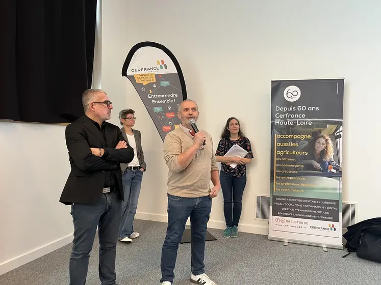 De gauche à droite : Fabrice Bouquet, Directeur du Pôle Conseil Agricole Cerfrance Haute-Loire, Annabelle Barthélémy-Dubost, chargée d’études et références Cerfrance Alliance Massif Central, Thierry Bouchet, Président de Cerfrance Haute-Loire et Angèle Herbet, Conseillère de gestion Cerfrance Haute-Loire.