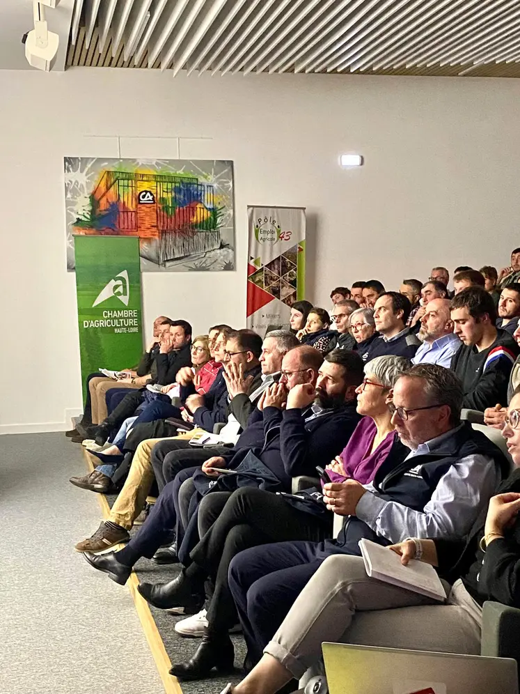Un large public composé notamment d’élus et de représentants professionnels ont suivi les débats sur la question sanitaire