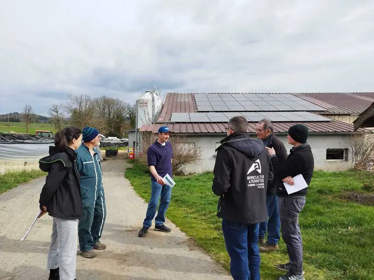 Mickaël Vignal, au centre, a investi dans une centrale photovoltaïque de 36 kWc dont une partie de la production est autoconsommée.