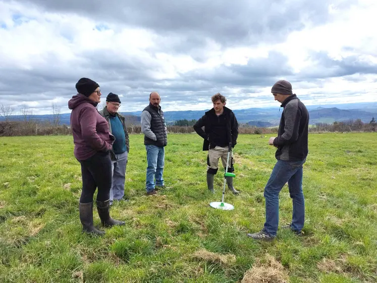 À Isserteaux, Louis-Antoine Mourgues, conseiller fourrage à la Chambre d'agriculture du Puy-de-Dôme (au centre) a donné les dernières recommandations avant le début de la saison de pâturage. 
