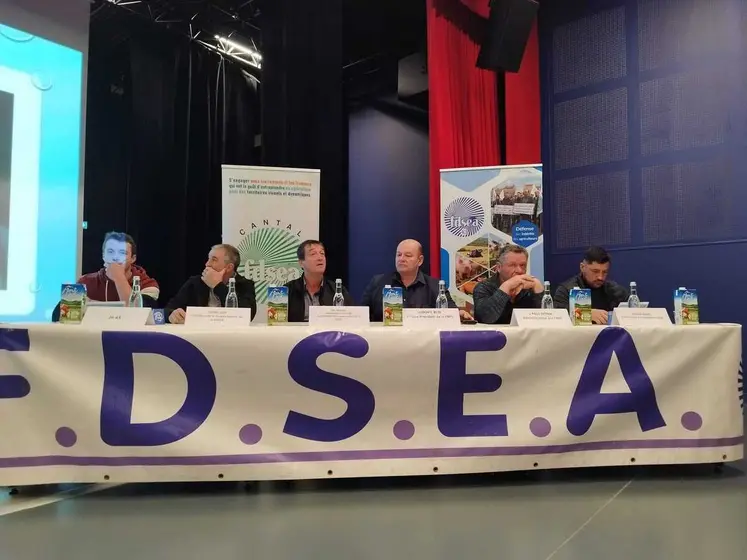 De gauche à droite : Pierre Prallon, JA 43, Lionel Guy, président de la section lait de la FDSEA 43, Éric Richard, administrateur de la FNPL et vice-président  section lait de la FDSEA 43, Ludovic Blin, vice-président de la FNPL, J-Paul Peyral, administrateur FNPL et Géraud Bruel, président de la section lait du Cantal. 
