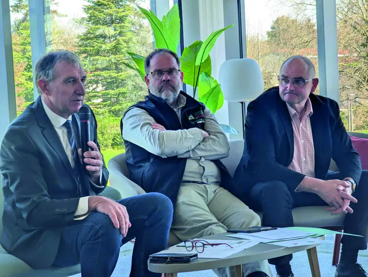 De gauche à droite : Michel Joux, président de la chambre régionale d'agriculture, Cédric Laboret, président de la chambre d'agriculture Savoie Mont-Blanc et Jean-Pierre Royannez, président de la Chambre d'agriculture de la Drôme.
