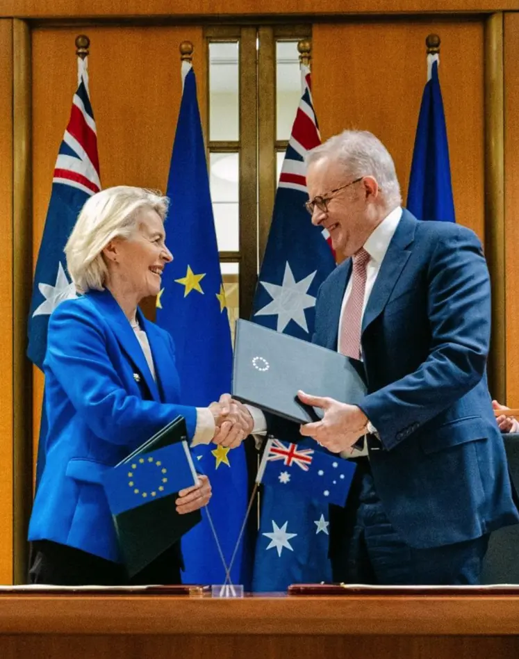 La présidente de la Commission européenne Ursula von der Leyen et le Premier ministre Anthony Albanese lors d'une conférence de presse à Canberra (Australie), le 24 mars 2026