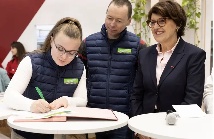 De gauche à droite : Amandine Belal et Matthieu Regazzoni – associés à l’essai dans le Doubs et Annie Genevard - ministre de l’Agriculture.