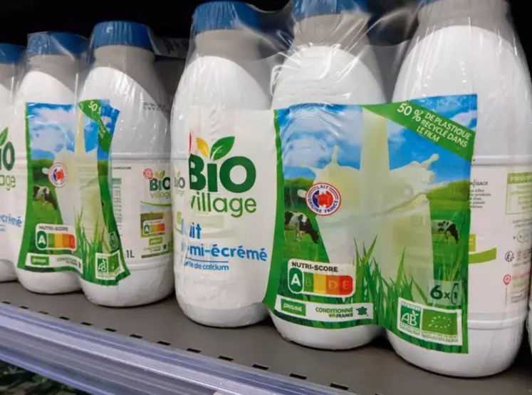 Bouteille de lait bio en rayon