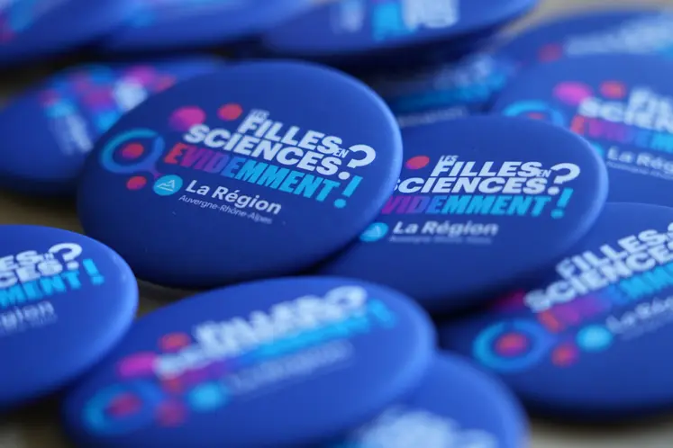 Badge bleu "Les Filles en Sciences ? Evidemment !"