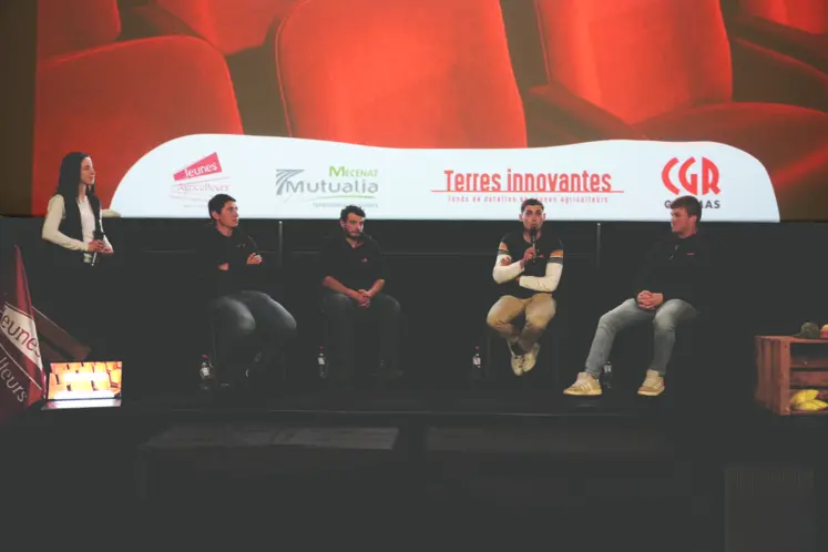 Vue sur la scène d'une salle de cinéma et de ses intervenants lors de la diffusion de "Rabibochons", la série documentaire pour découvrir le monde agricole au cinéma CGR Clermont Val Arena.